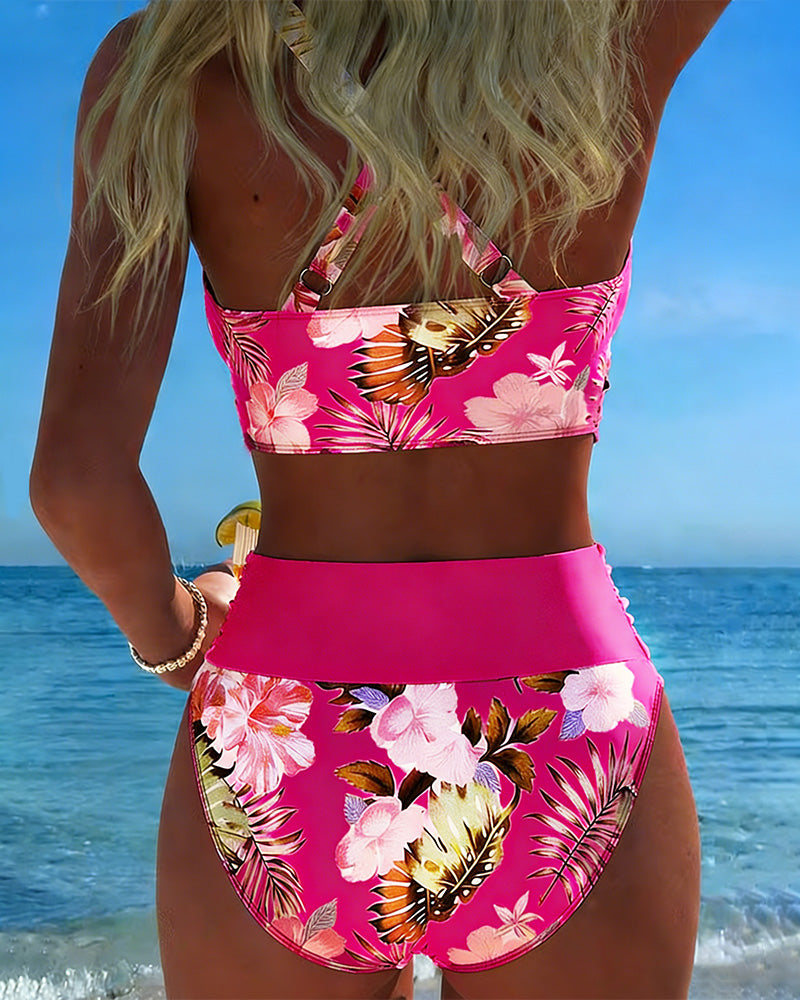 Bikini s kontrastním květinovým vzorem a rozparkem