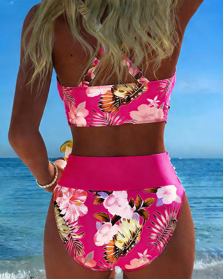 Bikini s kontrastním květinovým vzorem a rozparkem