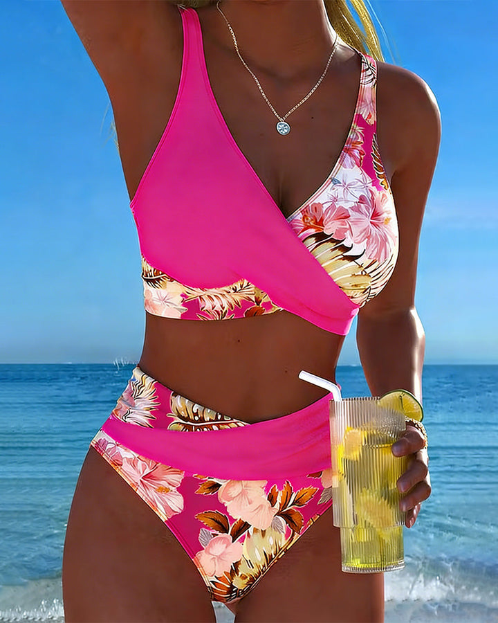Bikini s kontrastním květinovým vzorem a rozparkem