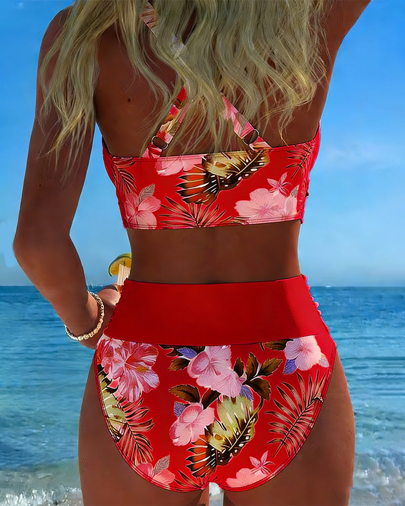 Bikini s kontrastním květinovým vzorem a rozparkem
