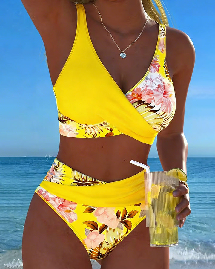 Bikini s kontrastním květinovým vzorem a rozparkem