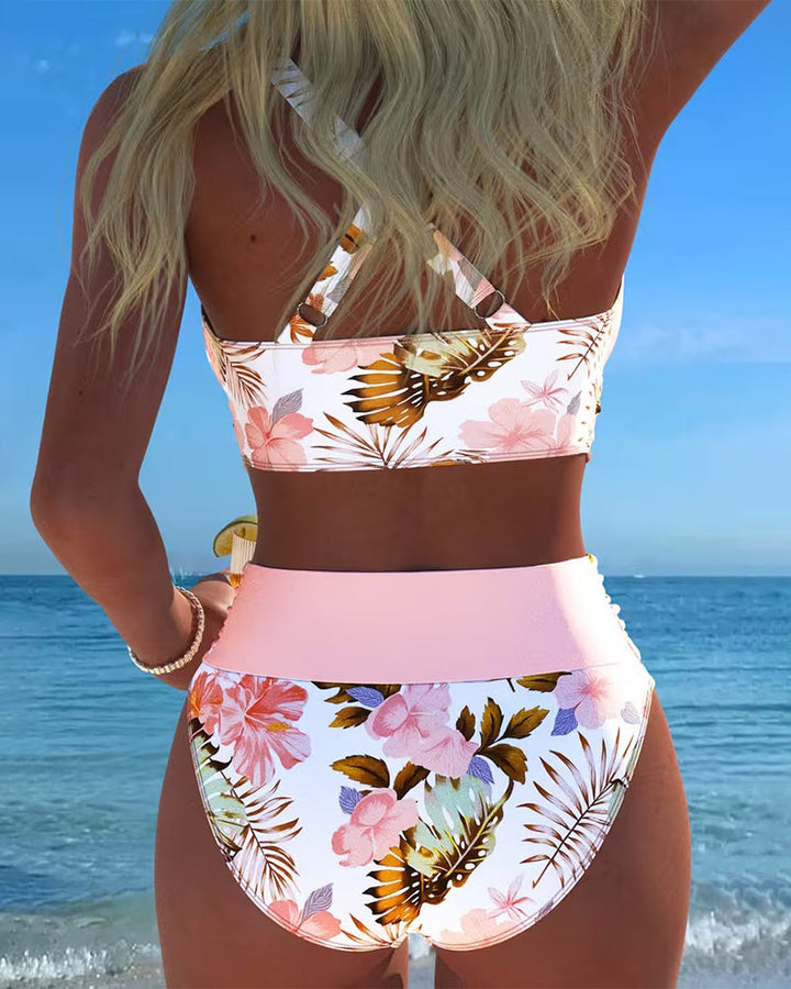 Bikini s kontrastním květinovým vzorem a rozparkem