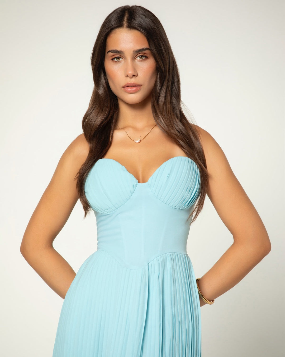 Elegantní pliséovaný bustier-maxikabát v